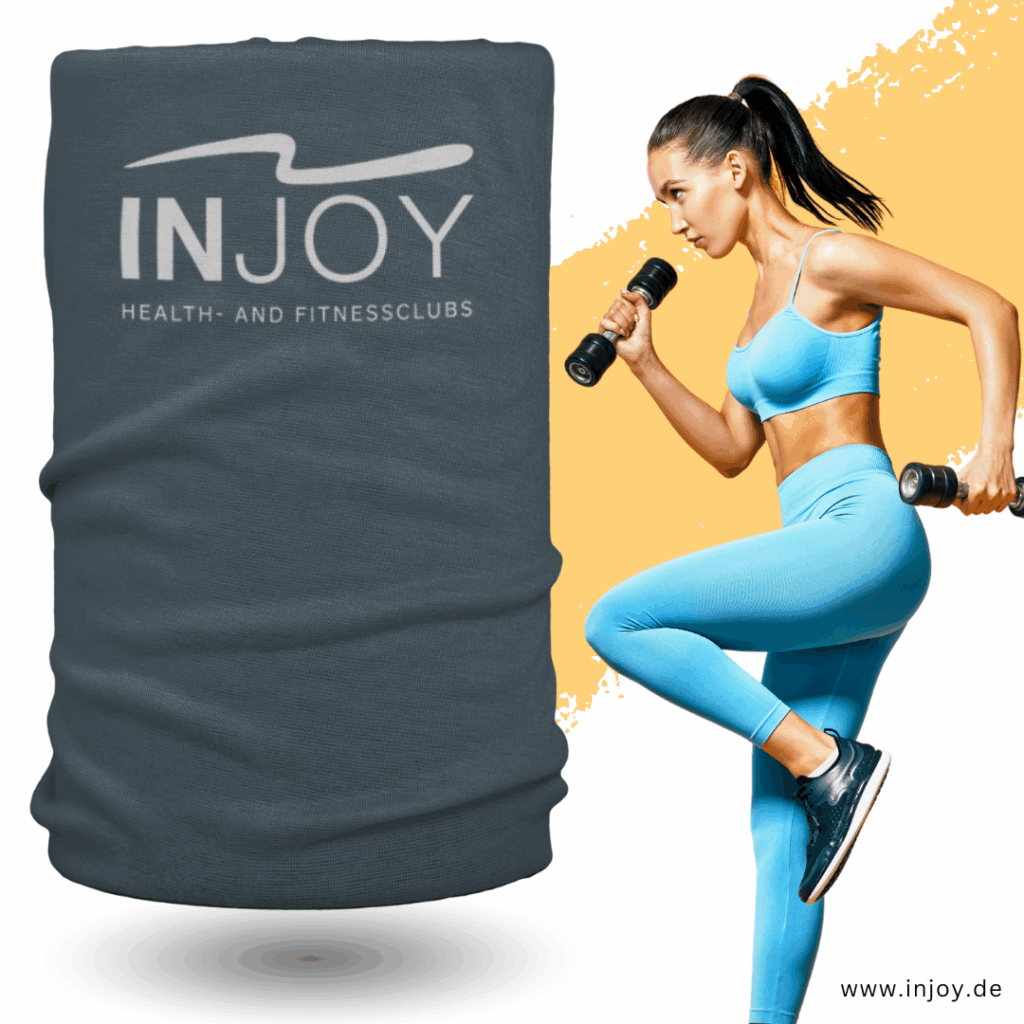Dunkelgrauer Multiloop Schlauchschal mit INJOY Logo neben sportlicher Frau in blauer Fitnesskleidung beim Hanteltraining