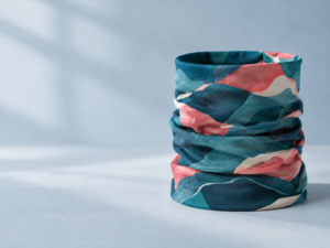 Individuell bedruckter Multiloop aus rPET-Polyester auf blau-grauem Hintergrund