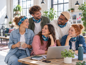Junges, lockeres Team trägt individuell gemusterte Multiloops in einem modernen Coworking-Büro.